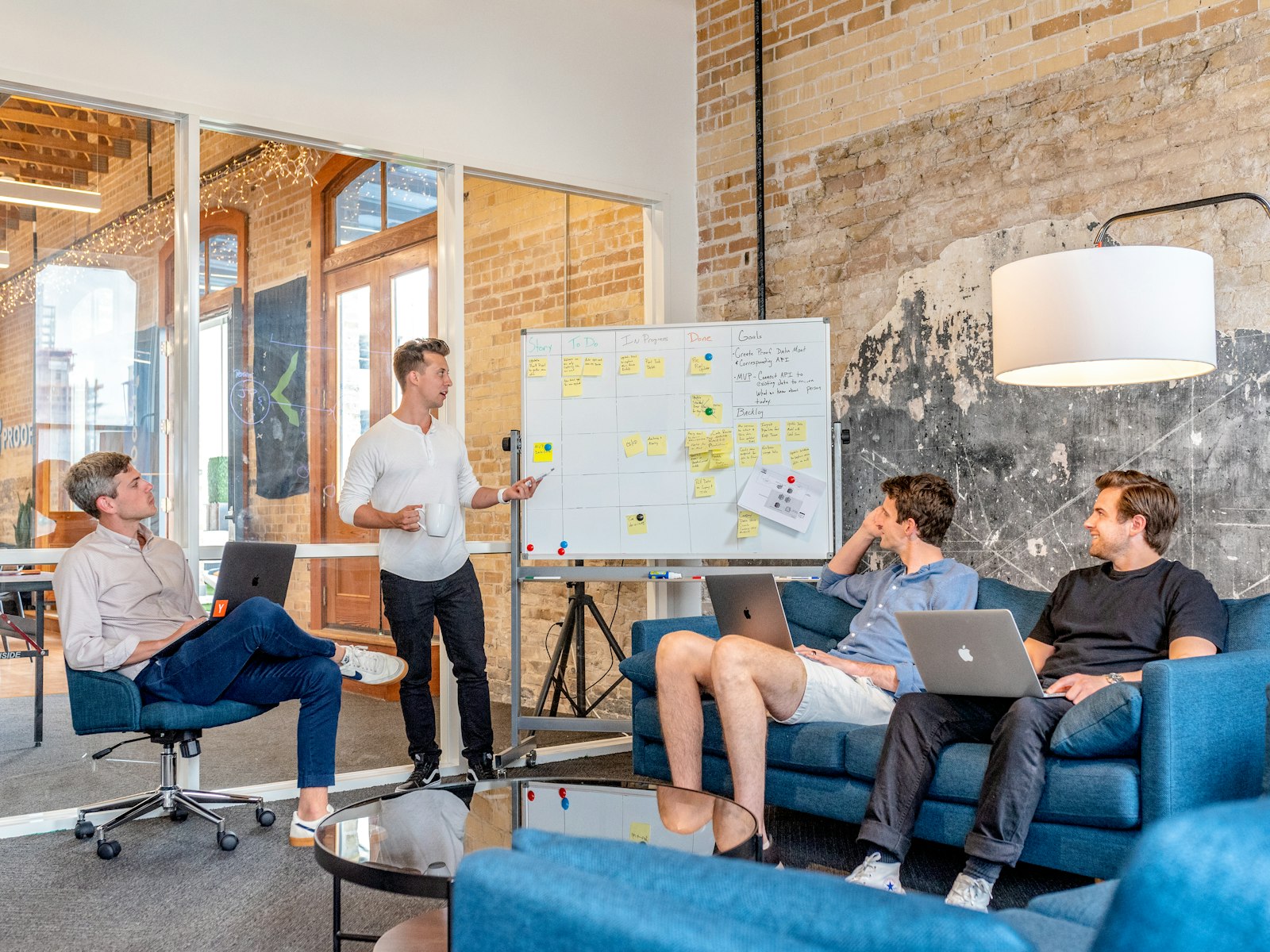 Team in overleg tijdens een werksessie