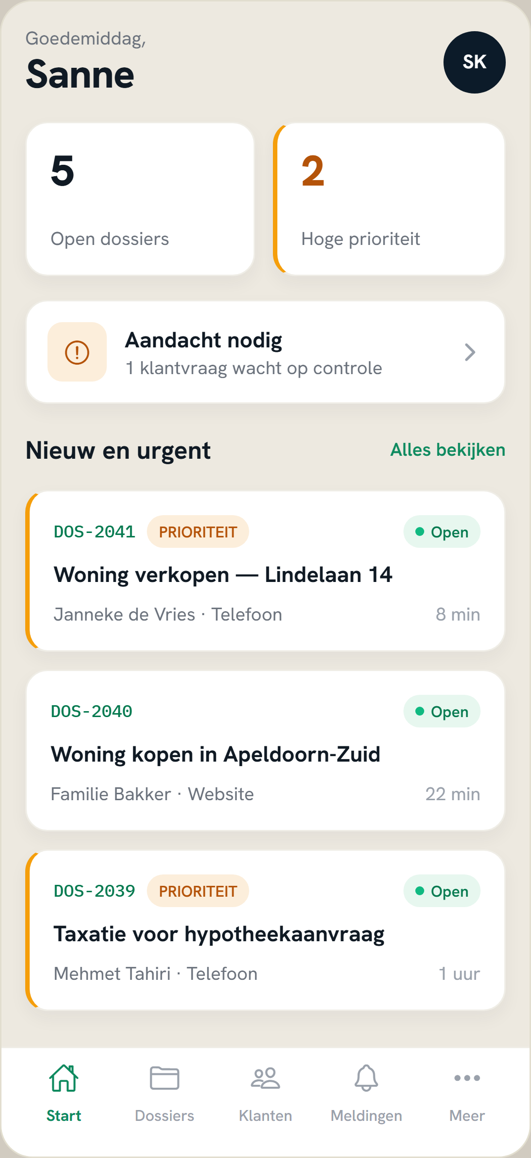 Het startscherm van de Neviyo-app met openstaande dossiers en prioriteit