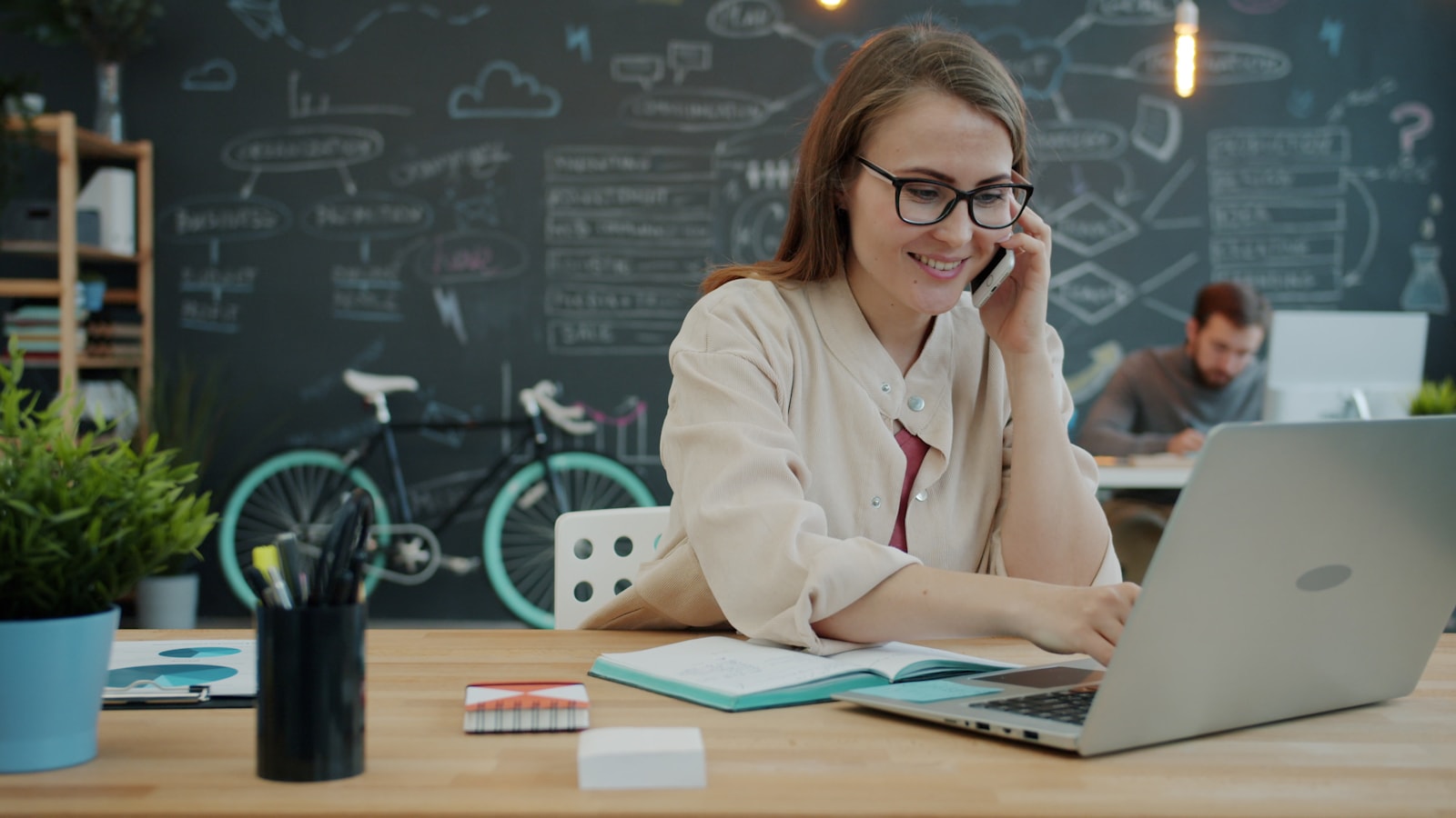 Medewerker aan de telefoon achter laptop op kantoor